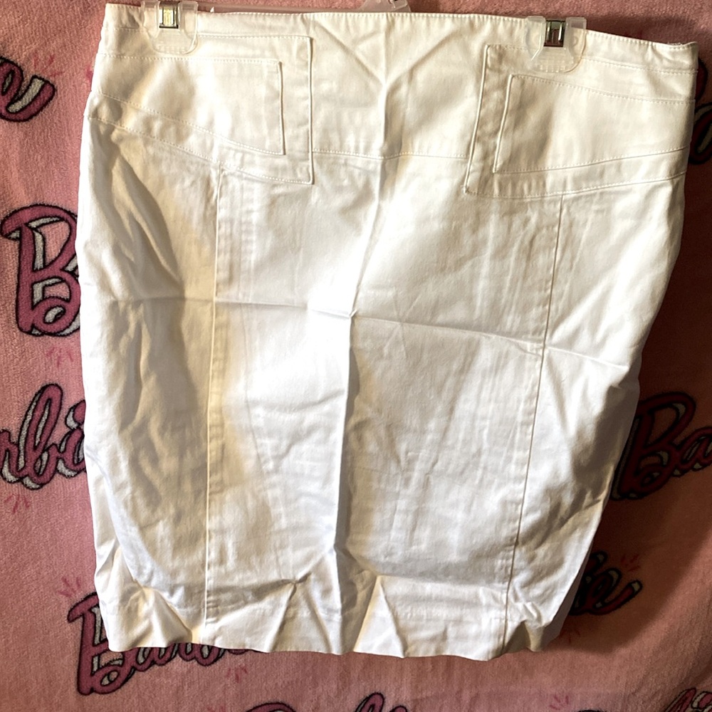 Women’s white pencil skirt- NEVER WORN